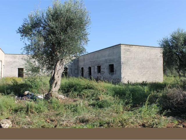 Rustici e casali in vendita di 370 m² in Via Caldarola