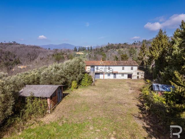 Rustici e casali in vendita di 370 m² in Via Cessana