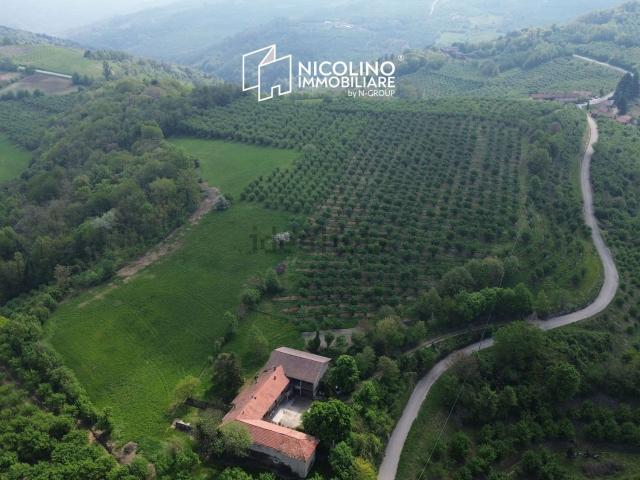Rustici e casali in vendita di 370 m² in Via Langa