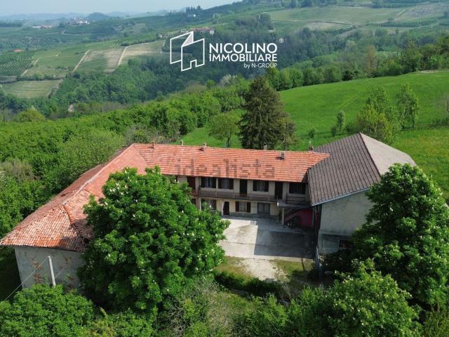Rustici e casali in vendita di 370 m² in Via Langa