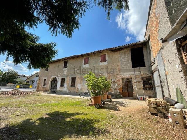 Rustici e casali in vendita di 370 m² in Via livello