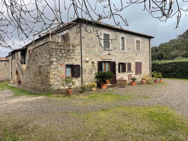 Rustici e casali in vendita di 372 m²