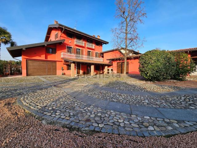 Rustici e casali in vendita di 372 m² in Via Per Marano, 2