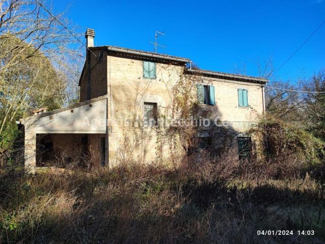Rustici e casali in vendita di 373 m² in Strada della Campanara