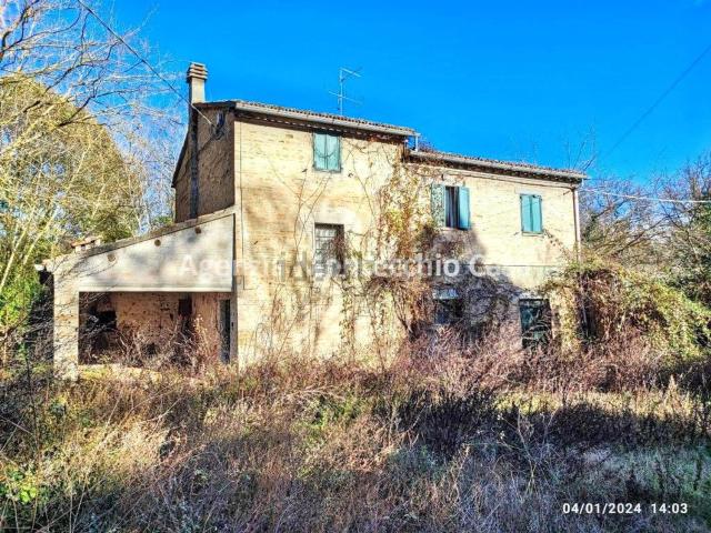 Rustici e casali in vendita di 373 m² in Strada della Campanara