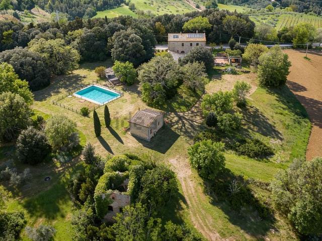 Rustici e casali in vendita di 384 m² in Via dei Fossi, 5