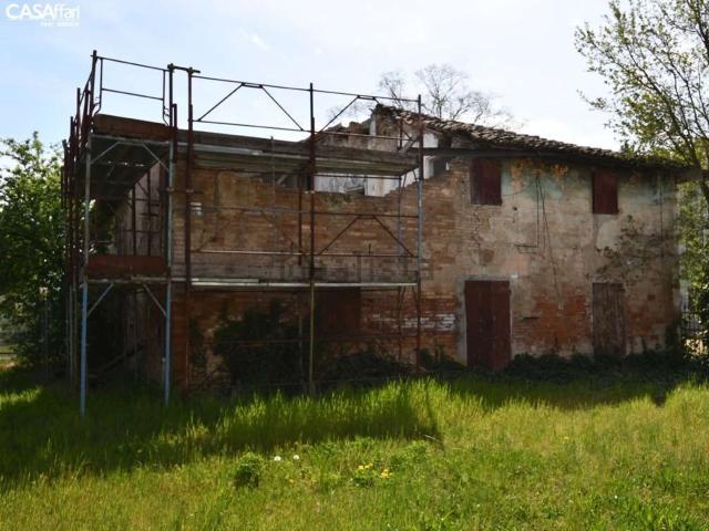 Rustici e casali in vendita di 388 m² in Strada Gherbella