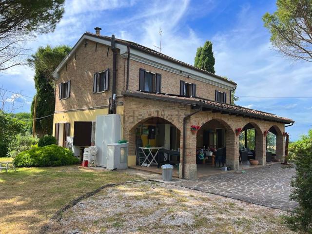 Rustici e casali in vendita di 380 m² in Via Montefabbri