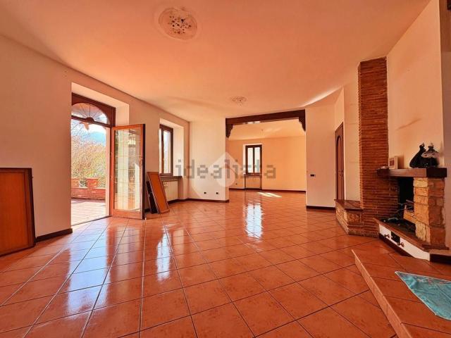 Rustici e casali in vendita di 380 m² in Via Monti Martani, 25