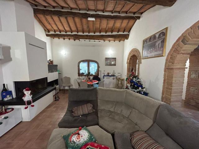 Rustici e casali in vendita di 380 m² in Via di Vallepiatta, 29