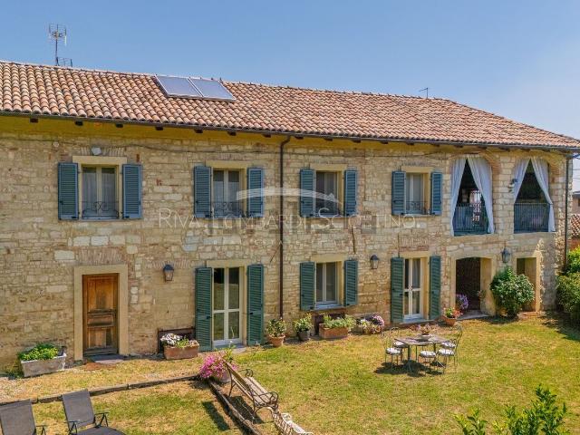 Rustici e casali in vendita di 381 m² in Località Bergantino, 6