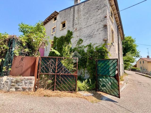 Rustici e casali in vendita di 397 m² in Strada Valbusa