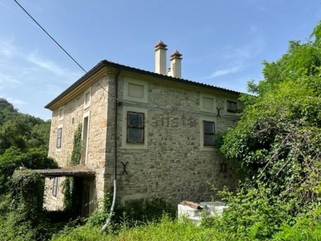 Rustici e casali in vendita di 397 m² in Via XXIV Maggio, 140