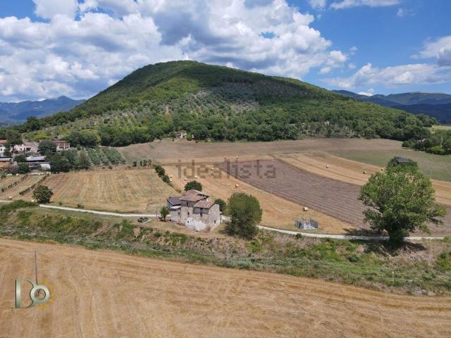 Rustici e casali in vendita di 399 m² in Via Valle Oracola