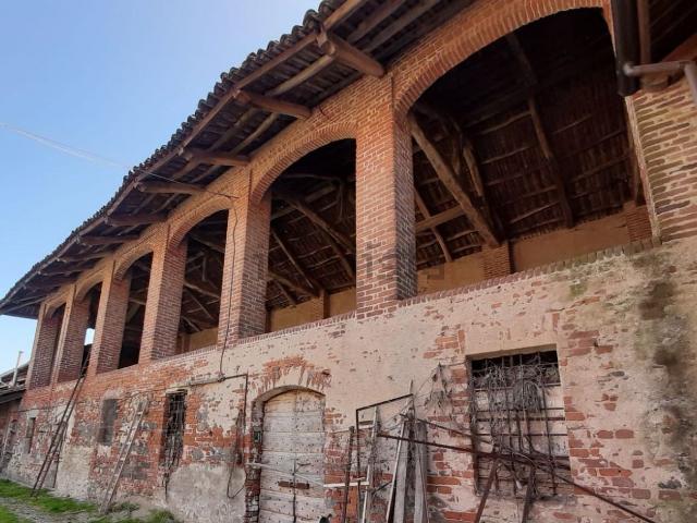 Rustici e casali in vendita di 390 m² in Strada vicinale torrazza, 47