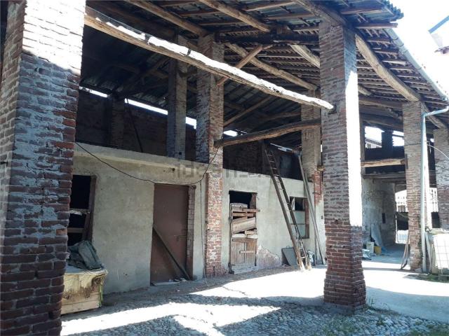 Rustici e casali in vendita di 390 m² in Via Novara, 5