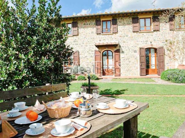 Rustici e casali in vendita di 404 m² in Via Moro