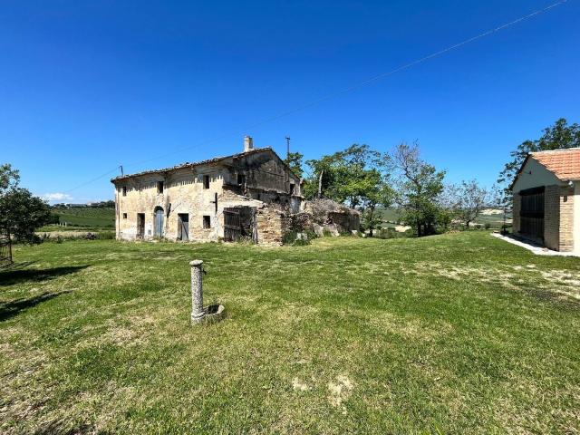 Rustici e casali in vendita di 400 m²
