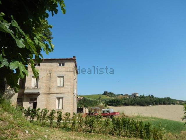 Rustici e casali in vendita di 400 m²