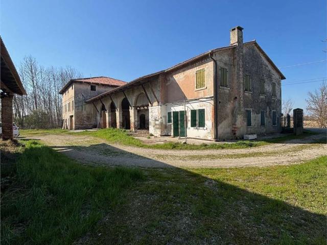 Rustici e casali in vendita di 400 m²