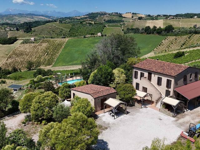 Rustici e casali in vendita di 400 m² in Contrada Menocchia