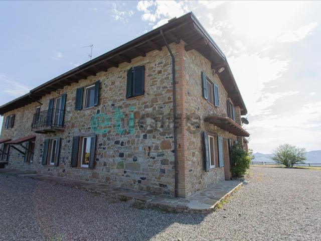 Rustici e casali in vendita di 400 m² in Località pietra, 1