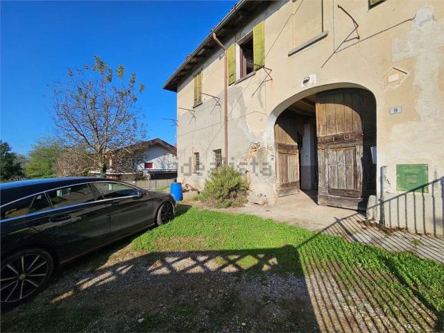 Rustici e casali in vendita di 400 m² in Via Montebello, 1