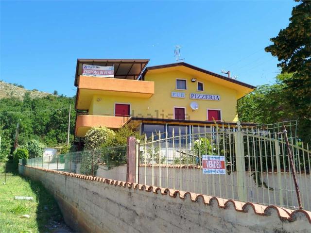 Rustici e casali in vendita di 400 m² in Via Ortole