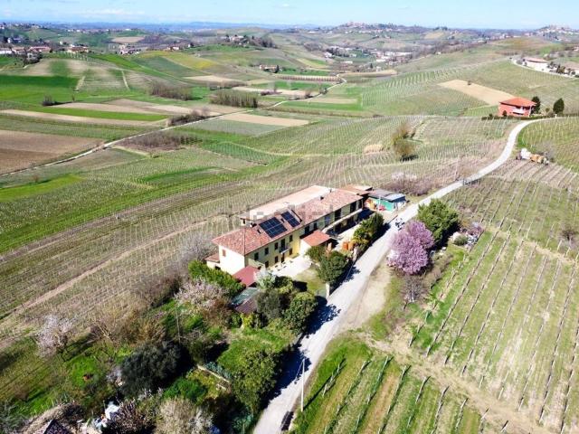 Rustici e casali in vendita di 400 m² in Via Bricco Papa, 5