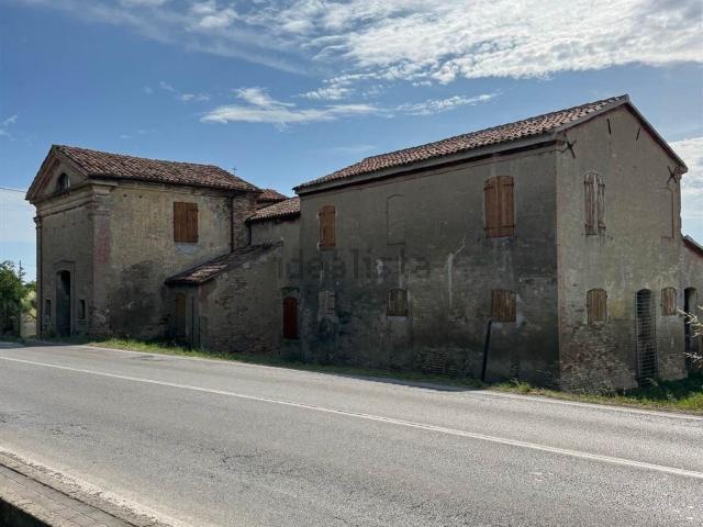 Rustici e casali in vendita di 400 m² in Via Cesenatico, 4