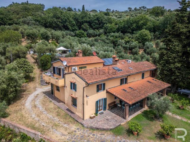 Rustici e casali in vendita di 400 m² in Via dei Poderi