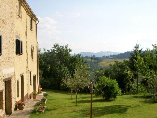 Rustici e casali in vendita di 400 m² in Via del Montale