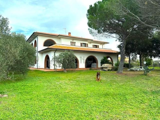 Rustici e casali in vendita di 400 m² in Via Filippo Turati