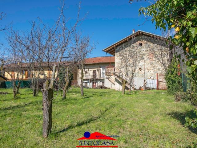Rustici e casali in vendita di 400 m² in Via Gioera