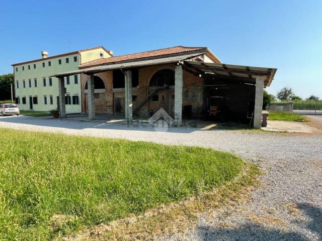 Rustici e casali in vendita di 400 m² in Via Giovanni Pascoli, 43