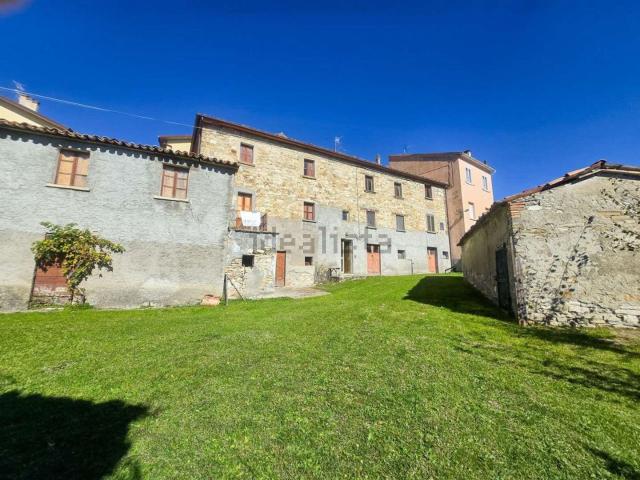 Rustici e casali in vendita di 400 m² in Via Poggio