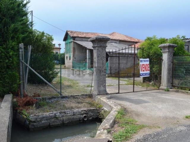 Rustici e casali in vendita di 400 m² in Via Sabbionara