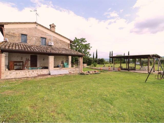 Rustici e casali in vendita di 400 m² in Via San Antonio, 1