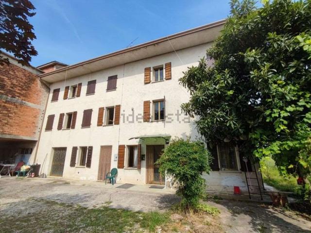 Rustici e casali in vendita di 400 m² in Via Udine