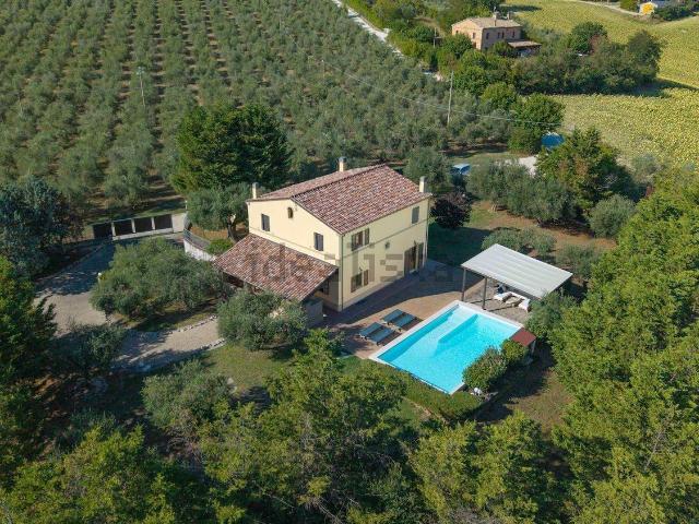 Rustici e casali in vendita di 401 m² in Via dei Passionisti