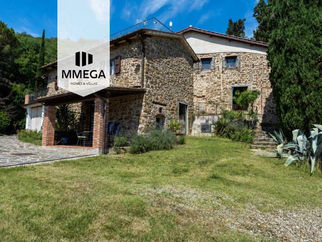 Rustici e casali in vendita di 401 m² in Via del Massone
