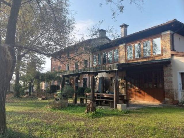 Rustici e casali in vendita di 415 m²