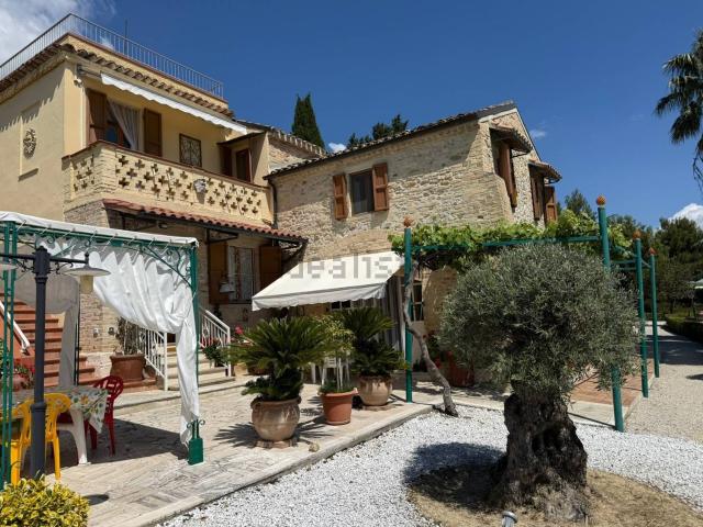 Rustici e casali in vendita di 418 m² in Contrada Tesino