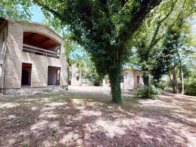Rustici e casali in vendita di 418 m² in Via Montemaggio, 16