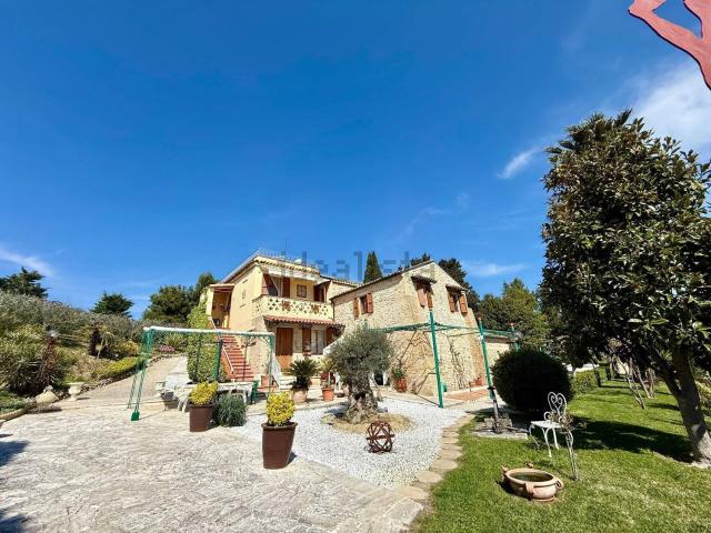 Rustici e casali in vendita di 418 m² in Via Roma