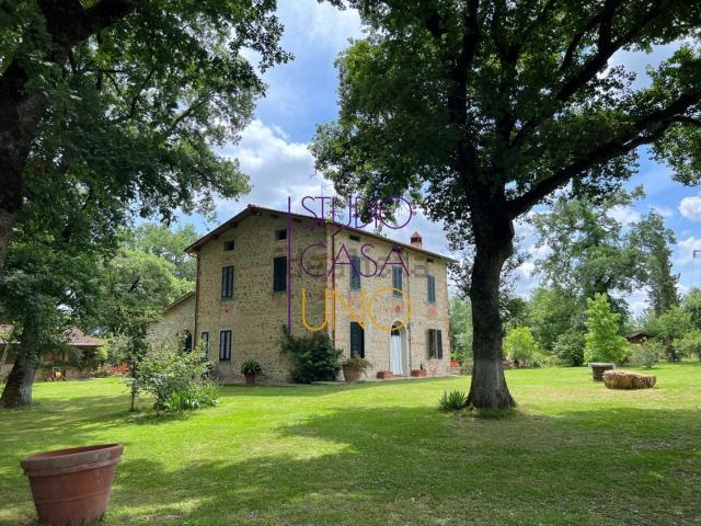 Rustici e casali in vendita di 410 m² in Via la Pace