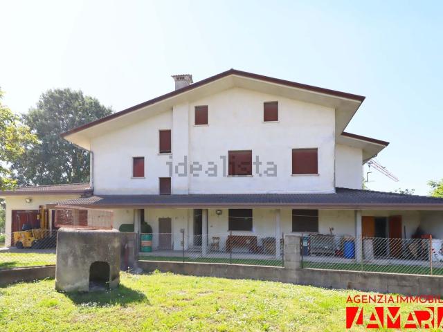 Rustici e casali in vendita di 410 m² in Via Rivago, 67