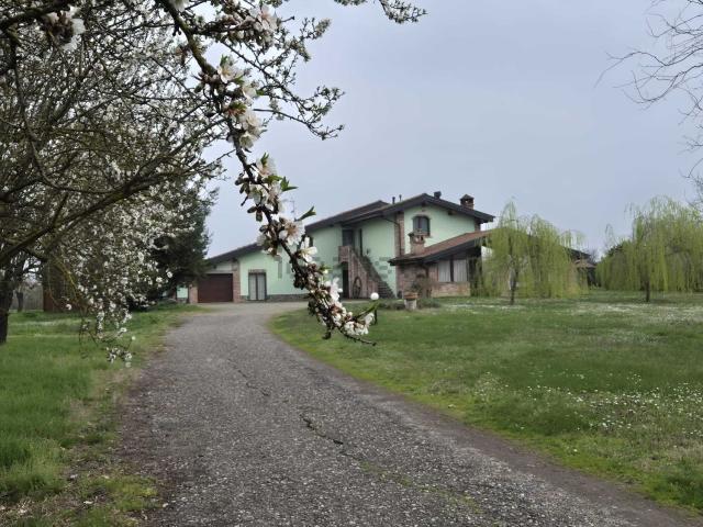 Rustici e casali in vendita di 410 m² in Via San Biagio
