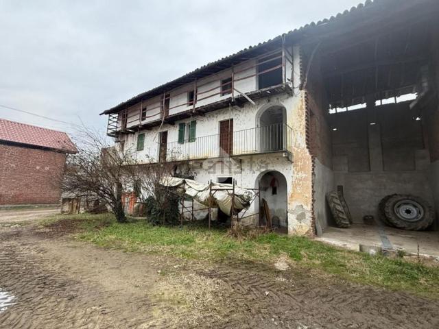 Rustici e casali in vendita di 410 m² in Via Sozzago, 28