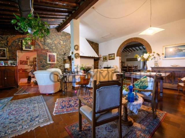 Rustici e casali in vendita di 411 m² in Strada Provinciale Perolla